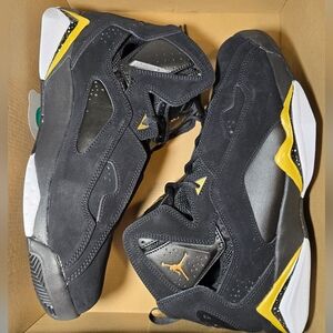 11 Jordan Men's True Flight Black / Metallic Gold